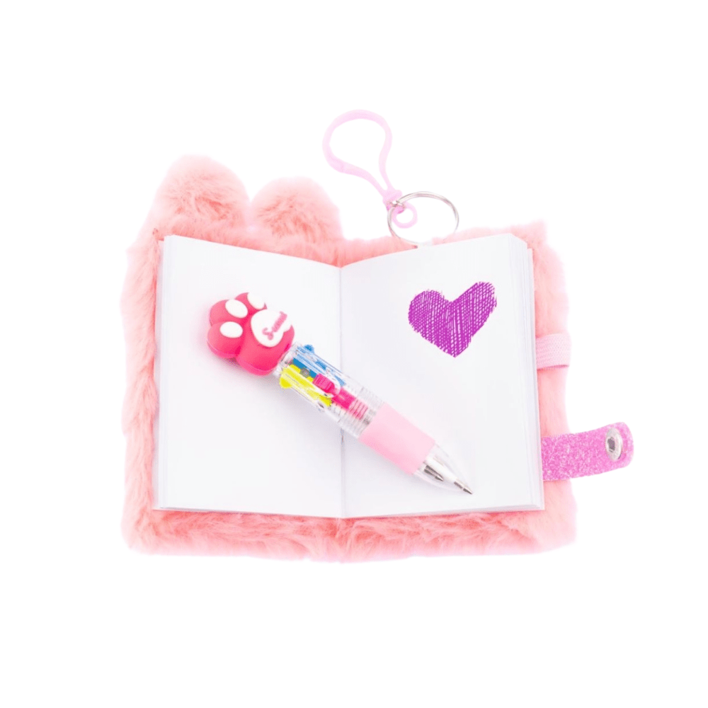 Mini notebook keychain in peluche rosa aperto, con penna e cuoricino