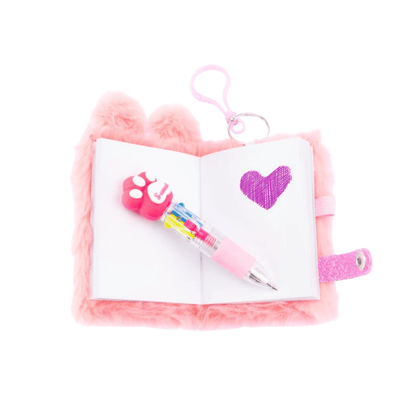 Mini notebook keychain in peluche rosa aperto, con penna e cuoricino