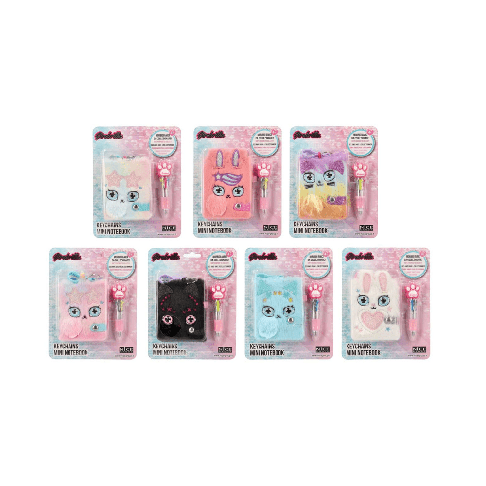 Confezione con più mini notebook keychain in peluche, ciascuno con penna