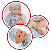 Puppe im hellblauen Strampler, Nahansicht