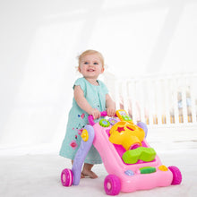Baby mit rosa Activity Walker, gelbem Tierkopf, grünem Spielbrett und Lenkrad