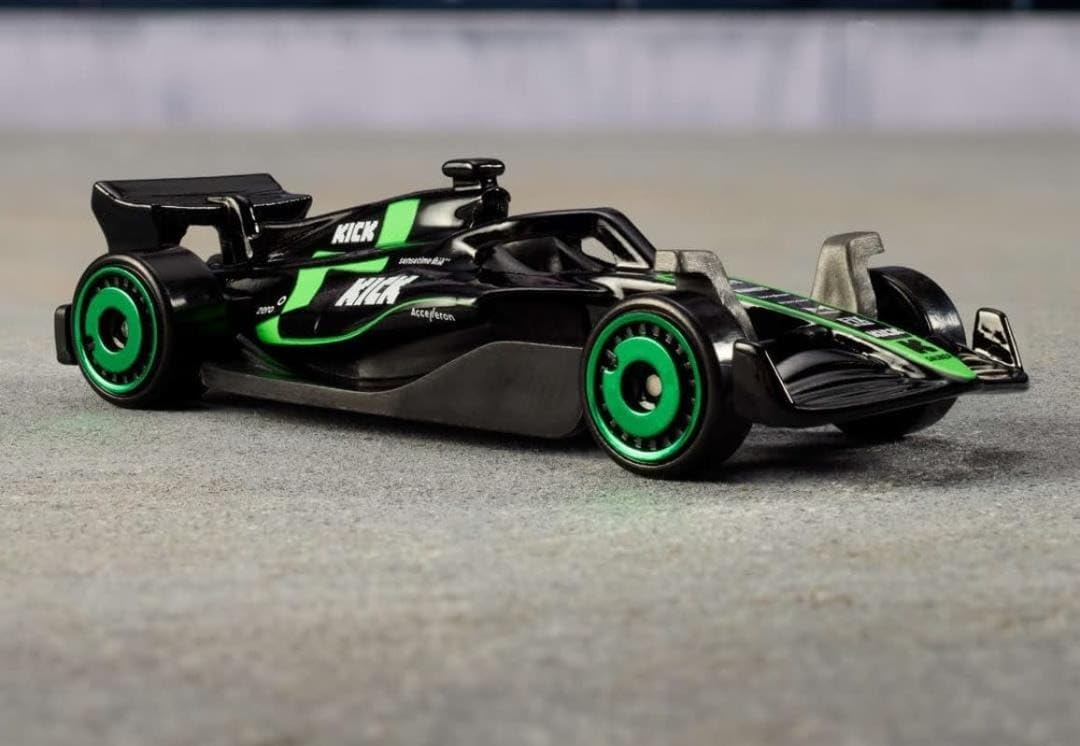 Schwarz-grünes Formel-1 Die-Cast Auto mit grünen Felgen und KICK-Beschriftung