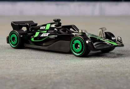Schwarz-grünes Formel-1 Die-Cast Auto mit grünen Felgen und KICK-Beschriftung