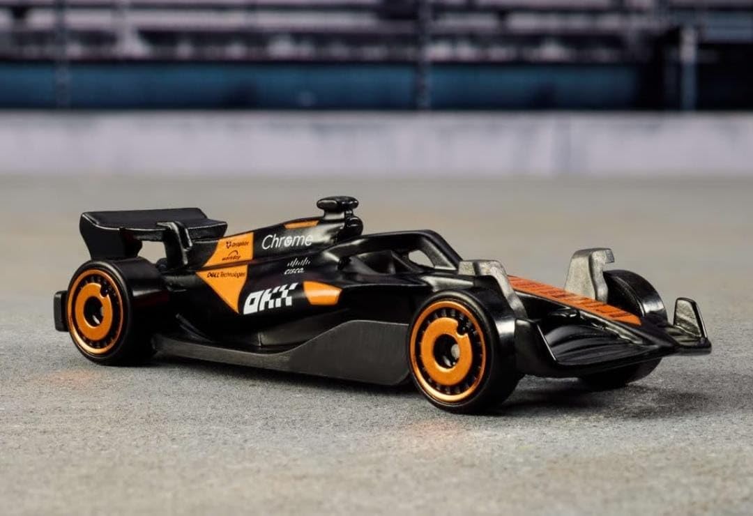 Schwarz-oranges Formel-1 Die-Cast Auto mit orangefarbenen Felgen und orange-schwarzem Design