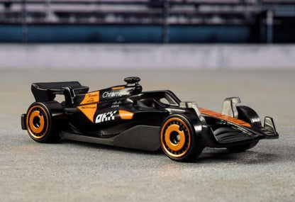 Schwarz-oranges Formel-1 Die-Cast Auto mit orangefarbenen Felgen und orange-schwarzem Design
