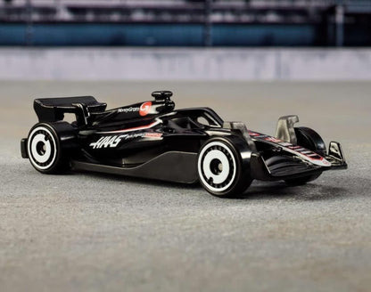 Schwarz-weißes Formel-1 Die-Cast Auto mit weißen Felgen und HANG-Aufklebern