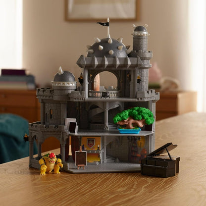 Bowser-Burg-Spielset aufgestellt mit Figuren, Baumplattform und Zubehörtruhe