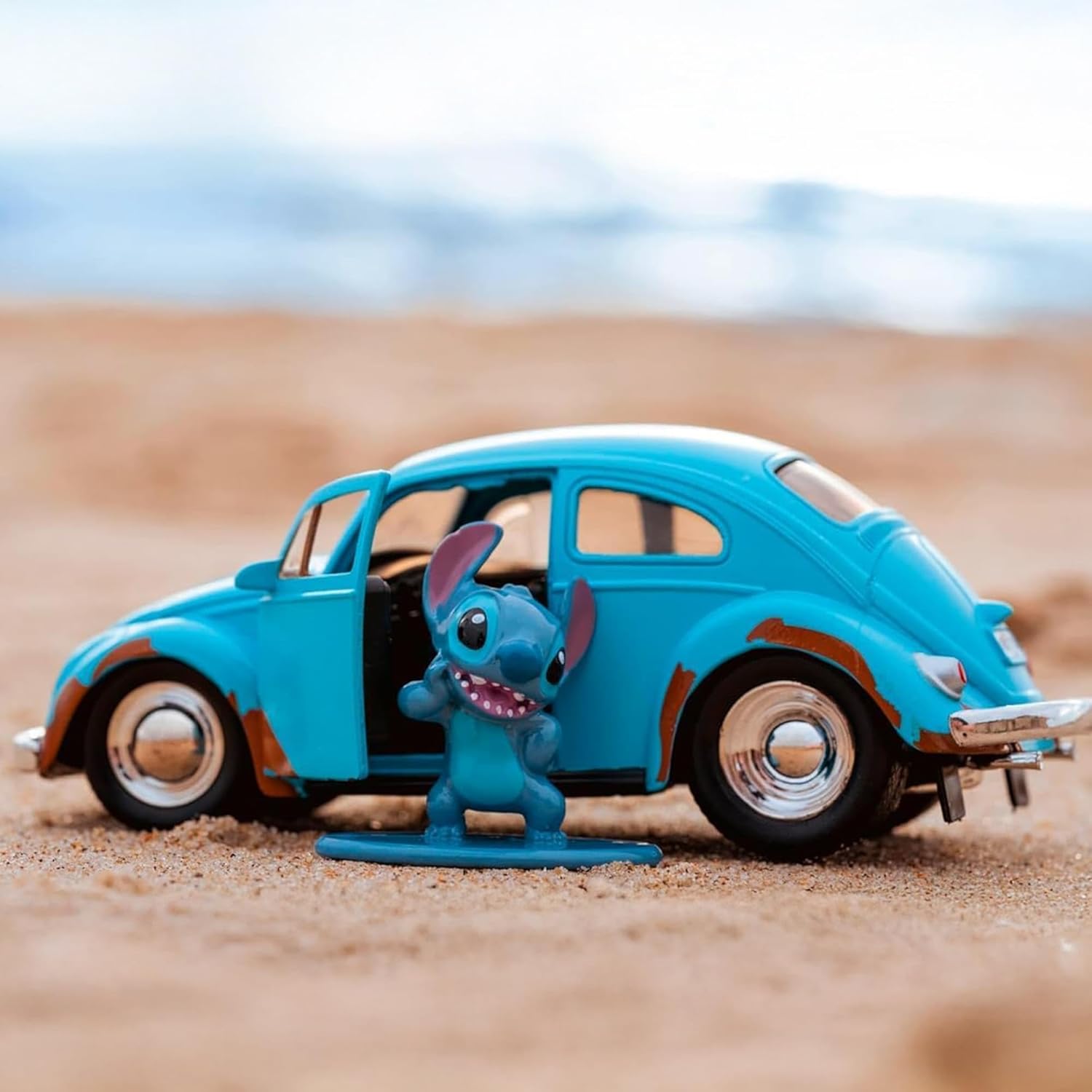 Hellblauer 1959 Volkswagen Käfer (1:32) mit Stitch-Figur