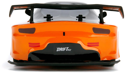 Heckansicht: orange-schwarzer 1:10 RC Drift Mazda RX-7 mit Heckflügel und Frontscheinwerfern