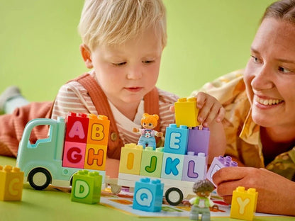 Alphabet Truck Spielset mit Minifiguren und Buchstabenblöcken auf dem Tisch