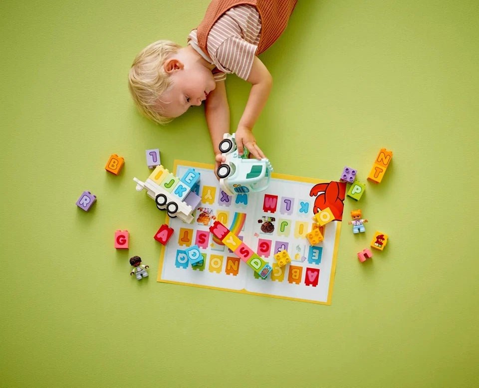 Alphabet Truck Aufbauset mit Buchstabenwürfeln, Fahrzeug und Kindern beim Spielen