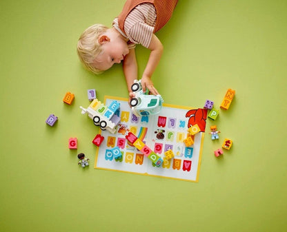 Alphabet Truck Aufbauset mit Buchstabenwürfeln, Fahrzeug und Kindern beim Spielen