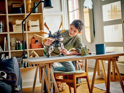 Titan Dragon Mech-Modell in Kinderhänden, orange Flügel und Gewehre
