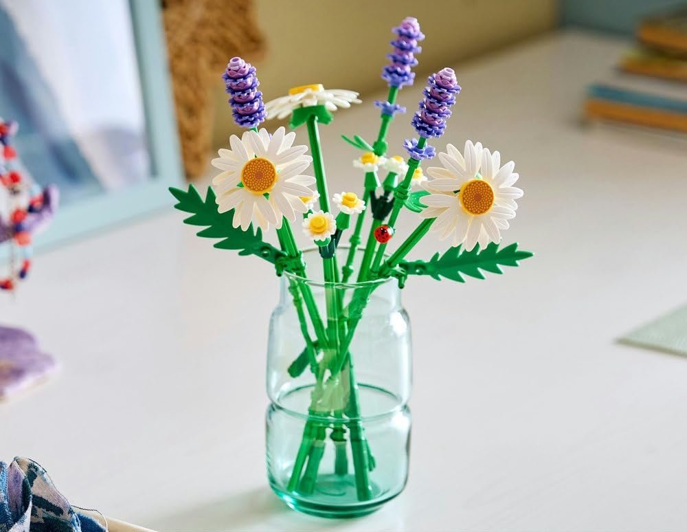 Daisies LEGO flower arrangement in glass vase: white daisies, green leaves, purple stems