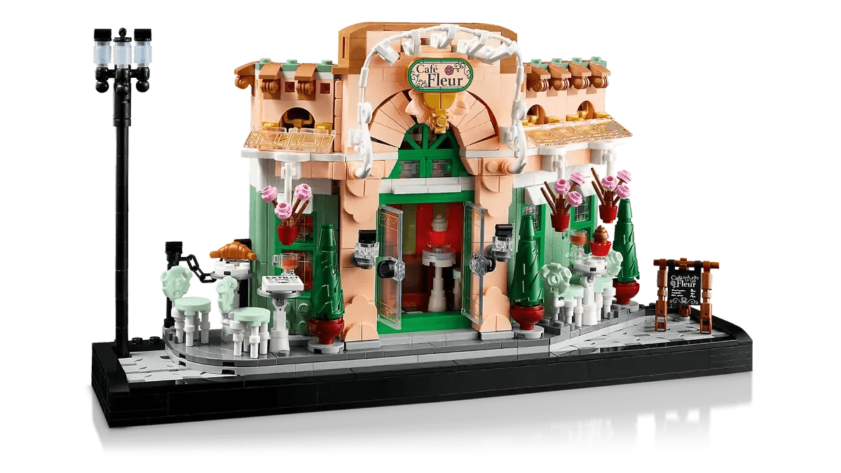 French Café LEGO, vue avant : arche blanche, porte verte et comptoir avec petites tasses