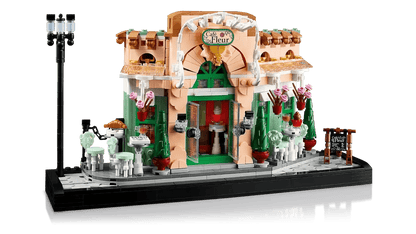 French Café LEGO, vue avant : arche blanche, porte verte et comptoir avec petites tasses