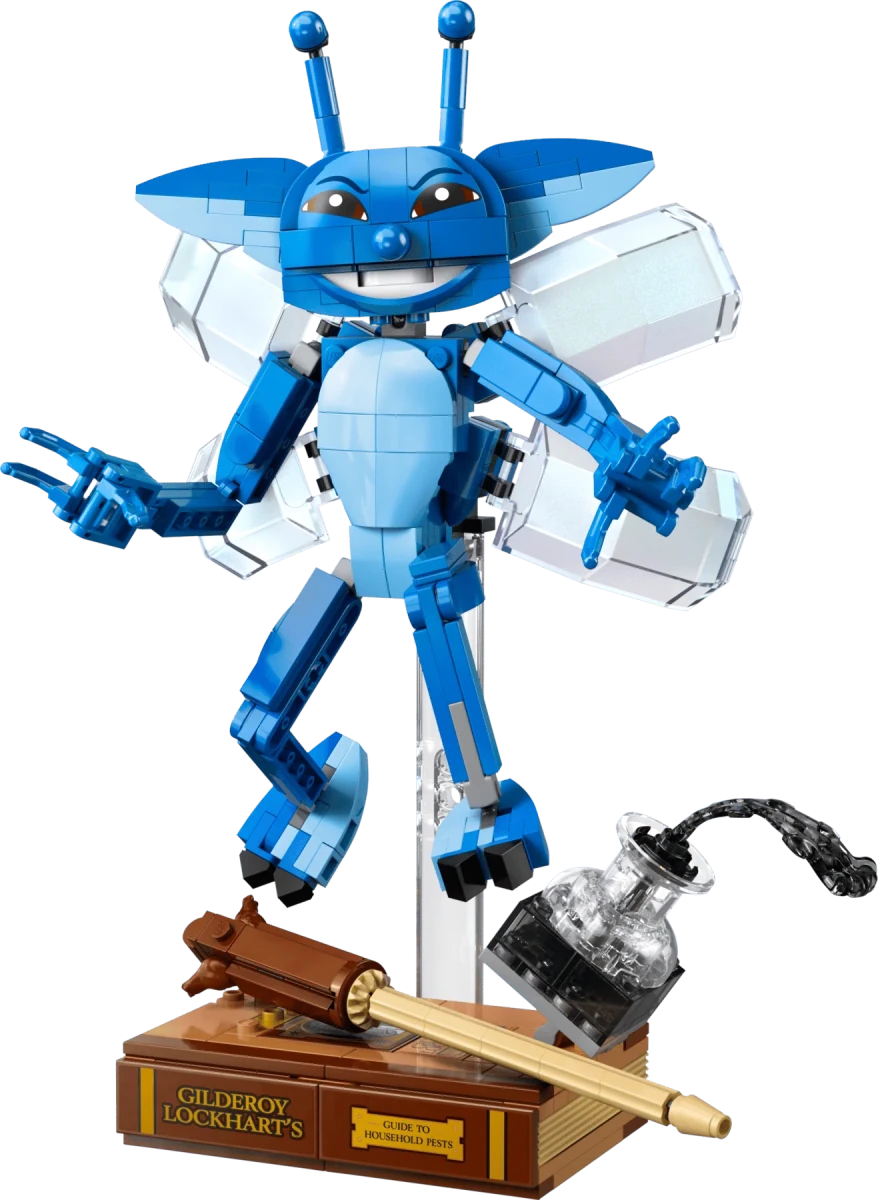 Cornish Pixie Baufigur im Detail: blaues Gesicht, weiße Flügel, brauner Ständer