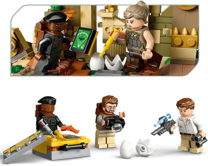 Minifiguren mit Torso-Sets, Werkzeugen und Zubehör auf Kontrollpult