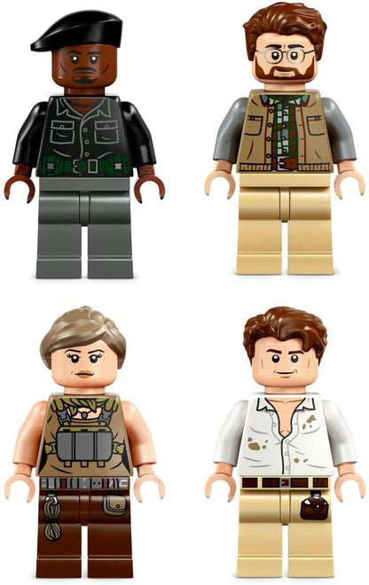 Vier Minifiguren mit Rucksäcken, Werkzeugtaschen und unterschiedlichen Outfits