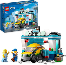 LEGO City Car Wash Set mit gelbem Auto, Waschstation und zwei Figuren am Eingang
