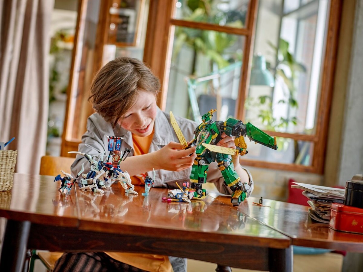 Kinderhände mit grünem Jet-Mech und kleinen Ninjago-Figuren