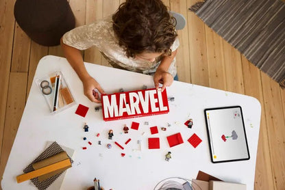 Marvel Logo and Minifigures Set - Lego - The Toy Store