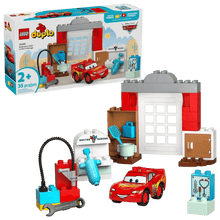 McQueens Garage-Set: rotes Auto, Werkbank, Arztstation und Türgebäude aus LEGO DUPLO