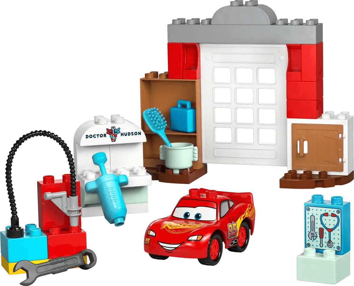 McQueens Garage-Set, Frontansicht: rotes Auto, Arztstation, großes Haus mit roten Seiten