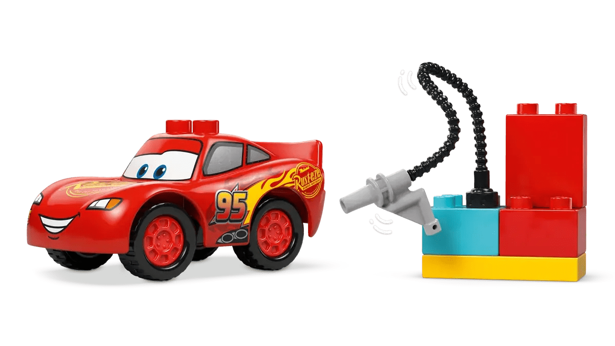 Rotes Rennauto mit Augen und Nummer 95, verbunden mit Werkzeugstation aus LEGO DUPLO