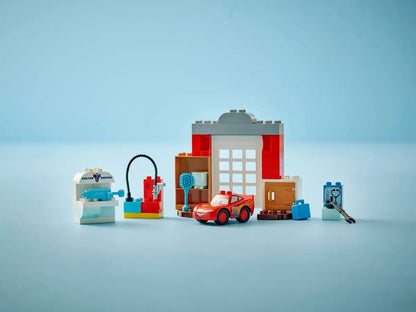 McQueens Garage-Set mit rotem Auto, zwei Werkstationen und Hausgebäude, LEGO DUPLO
