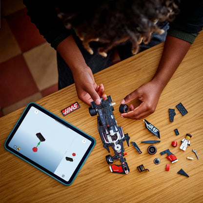 MoneyGram Haas VF-24 LEGO Rennwagen beim Zusammenbauen, mit Bauteilen