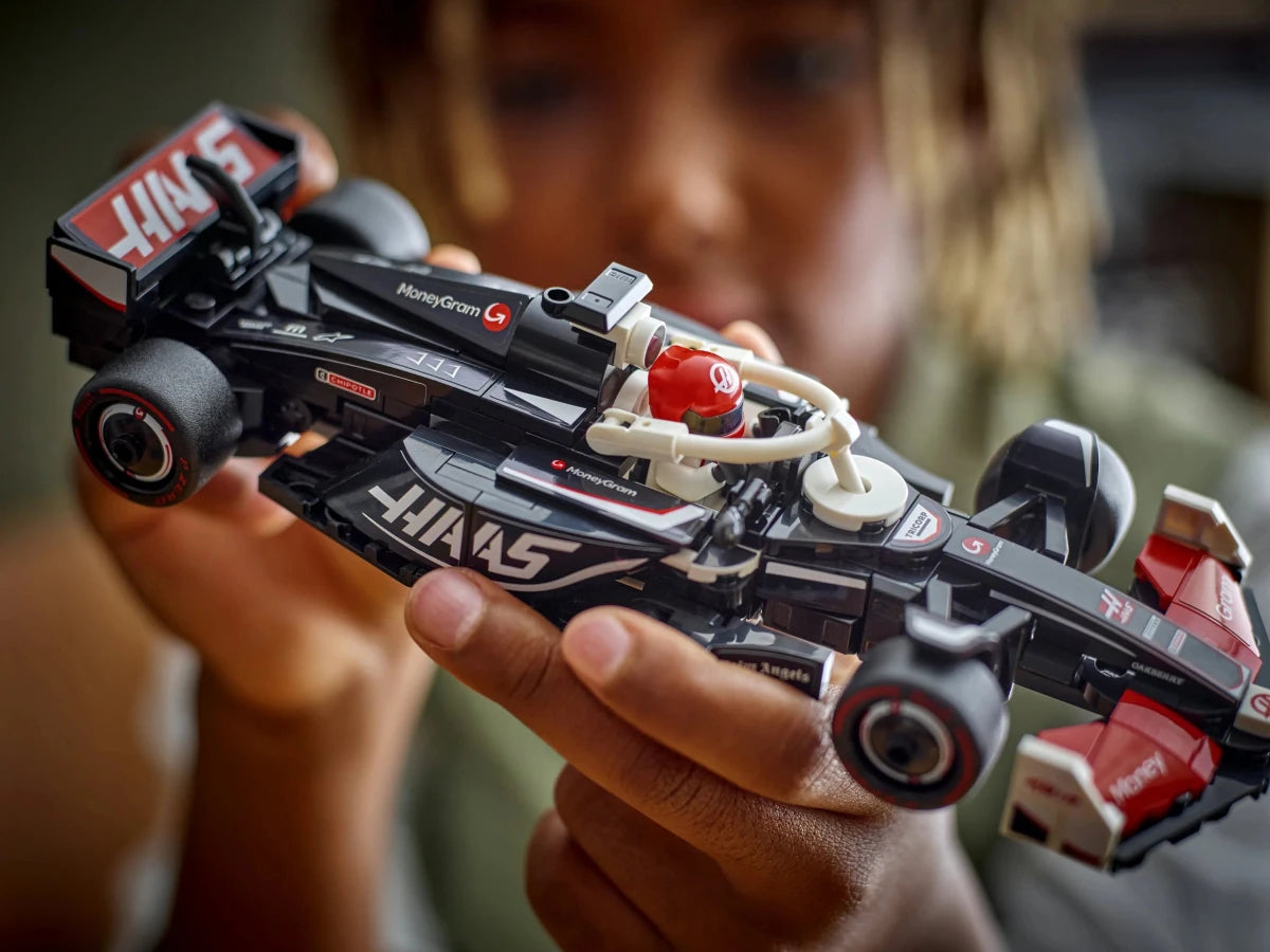 MoneyGram Haas VF-24 Rennwagenmodell, LEGO, Detail von Cockpit und Vorderflügel