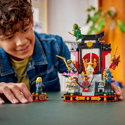Ninjago Charakterdisplay zum Spielen, Ninja-Tempel mit Minifiguren aufgebaut