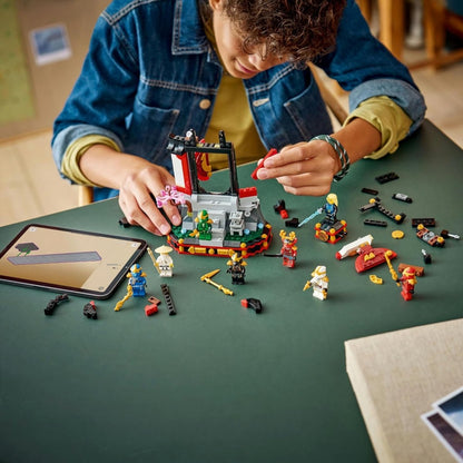 Ninjago Charakterdisplay beim Zusammenbauen, Minifiguren und Bauplatten liegen bereit