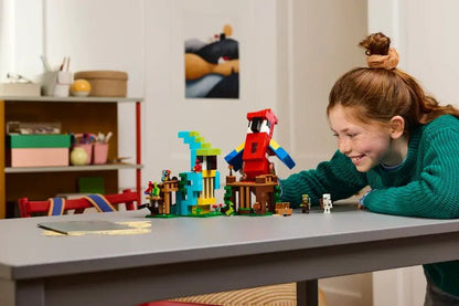Papageien-Playset auf dem Tisch mit bunten Figuren und Elementen für kreatives Spielen