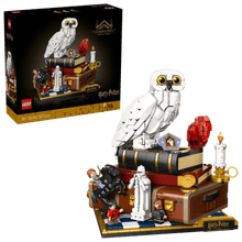 Philosopher's Stone LEGO Set: Verpackung mit weißer Eule auf Pult