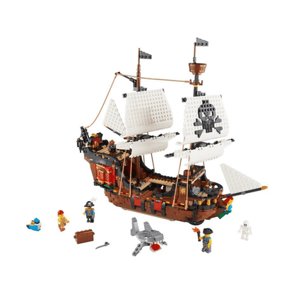 Piratenschiff aus LEGO-Elementen mit weißen Segeln, braunem Rumpf und Minifiguren