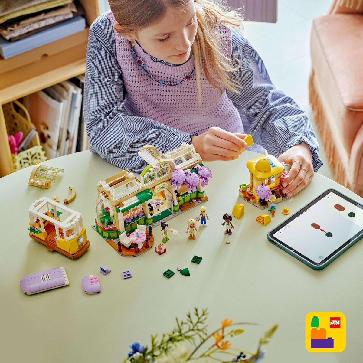 Plant Café & Flower Shop LEGO Friends Set auf dem Tisch: Café-Gebäude und Figuren