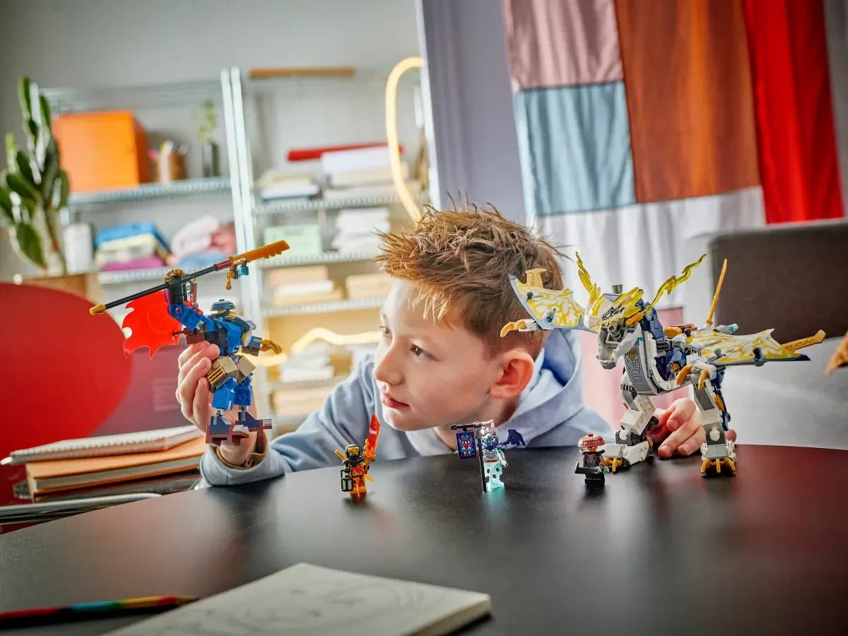 Spielset Rogue’s Mech Dragon Rider: Kind spielt mit Mech und Mini-Figuren