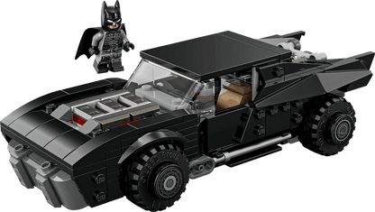 Schwarze Batmobile mit transparentem Cockpit, Detailpaneln und Offroad-Rädern