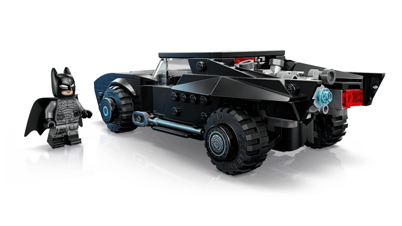 Batmobile-Spielzeug in Schwarz mit blauem Lichtdetail, großen Offroad-Rädern und Batman-Figur