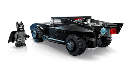 Batmobile-Spielzeug in Schwarz mit blauem Lichtdetail, großen Offroad-Rädern und Batman-Figur