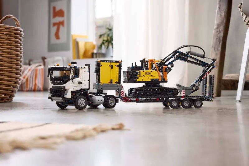 Volvo FMX Bagger-LKW Modell im Aufbau: gelbe Kabine, weißer Kranrahmen, Ketten
