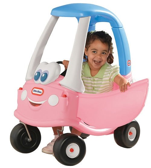 Voiture à roulettes rose avec toit bleu, enfant assise tenant le volant