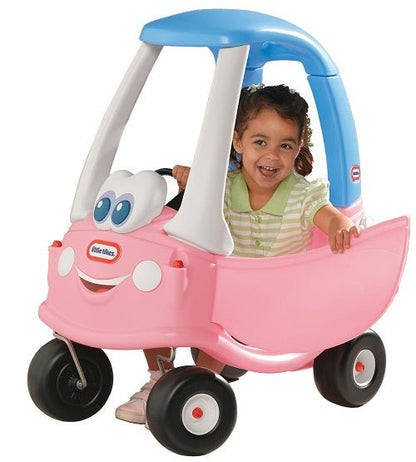 Voiture à roulettes rose avec toit bleu, enfant assise tenant le volant