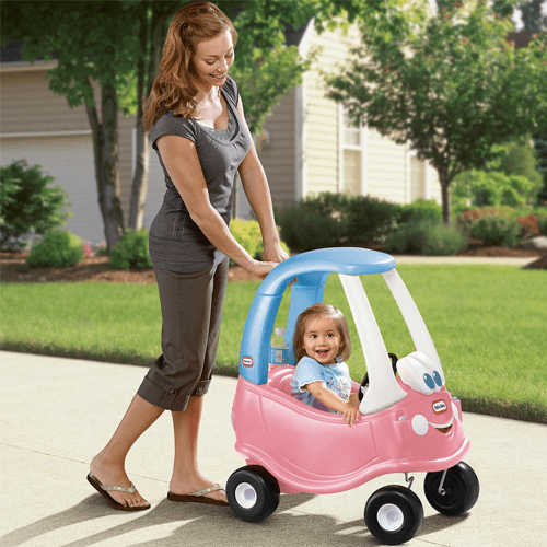 Voiture à roulettes rose, enfant à bord, adulte la pousse