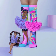 Bedruckte Kniesocken türkis und pink mit Cartoon-Motiven, breite lila Bündchen.