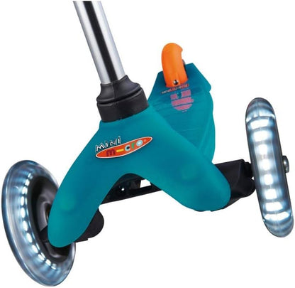 Mini-Tretroller Vorderansicht: türkis Deck, orange Lenkaufsatz und zwei silberne Räder