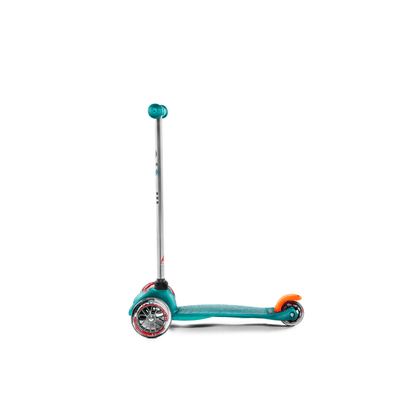 Türkis Mini-Tretroller in Seitenansicht mit großen silbernen Rädern und orange Griff