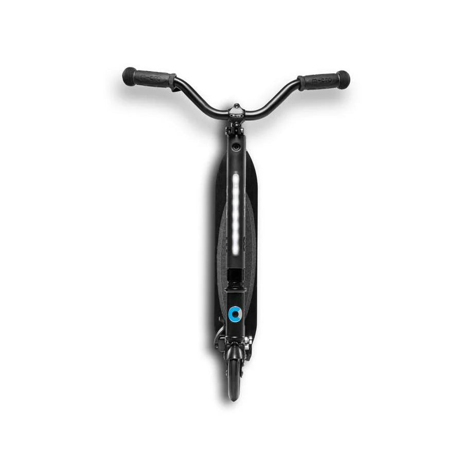 Sprite Deluxe scooter with LED, black front view and handlebars